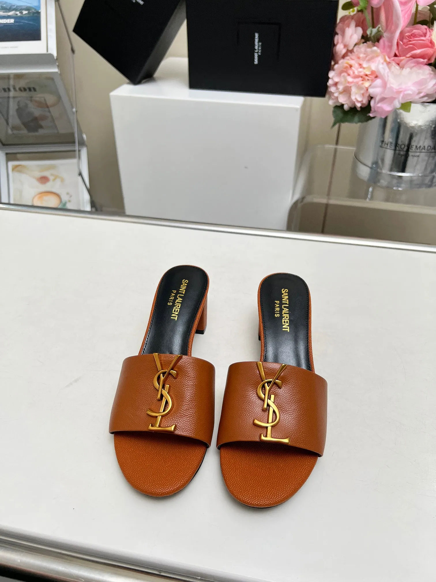👟👟Ex-factory price 340👟👟 Genuine leather sole +30 Heel height: 5cm Fabric: Cow leather Pads: Sheep leather Size: 35-43 (42, 43 custom-made, non-returnable) [Saint Laurent] Saint Laurent 2024 counter synchronized new model, YSL-logo letter buckle decoration, high-quality and glamorous masterpiece, both temperament and fashion Classic and attractive design style, especially beautiful on the feet